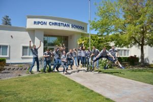 allison_rc-ffa-students-in-front-of-school